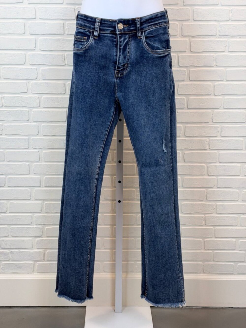 Coco + Carmen Raw Hem Straight Jeans Medium Wash Blue Small